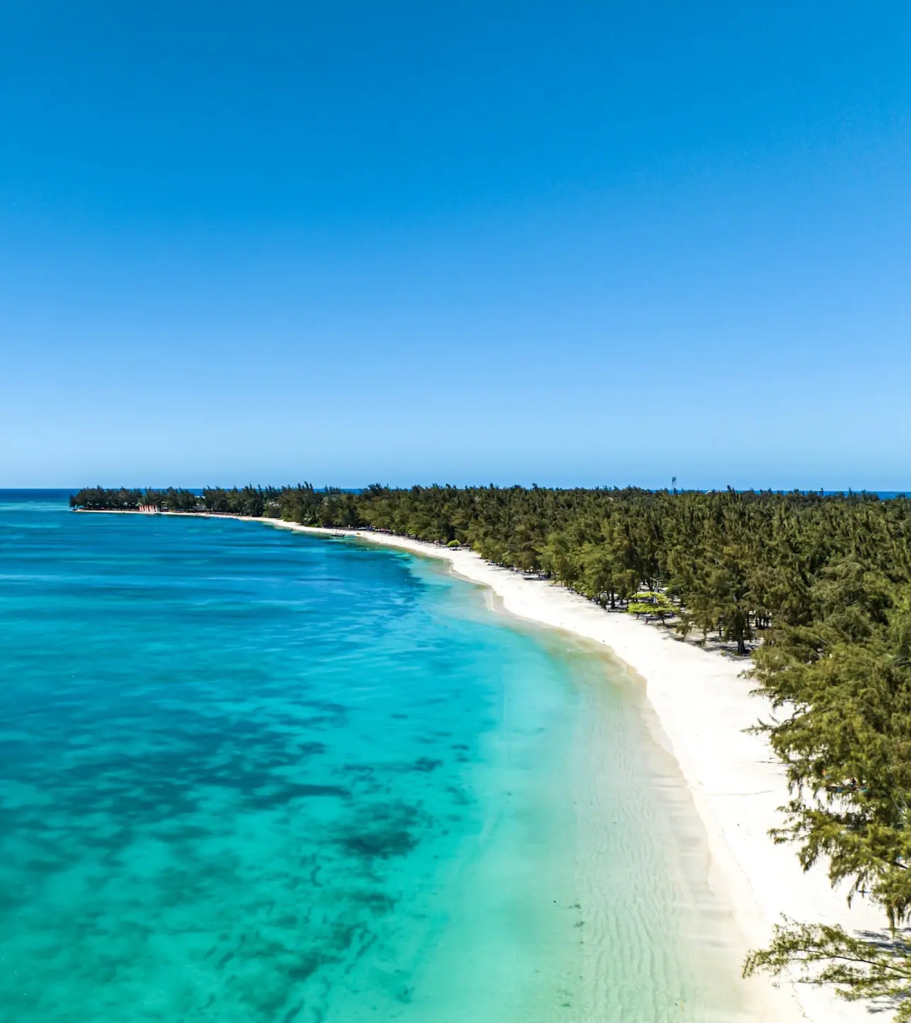 Turquoise lagoon and white sand beach near La Pointe